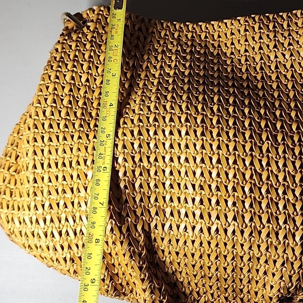 House Of Want - Chic Woven Shoulder Bag with Chain Accent Like New - Picture 4 of 6